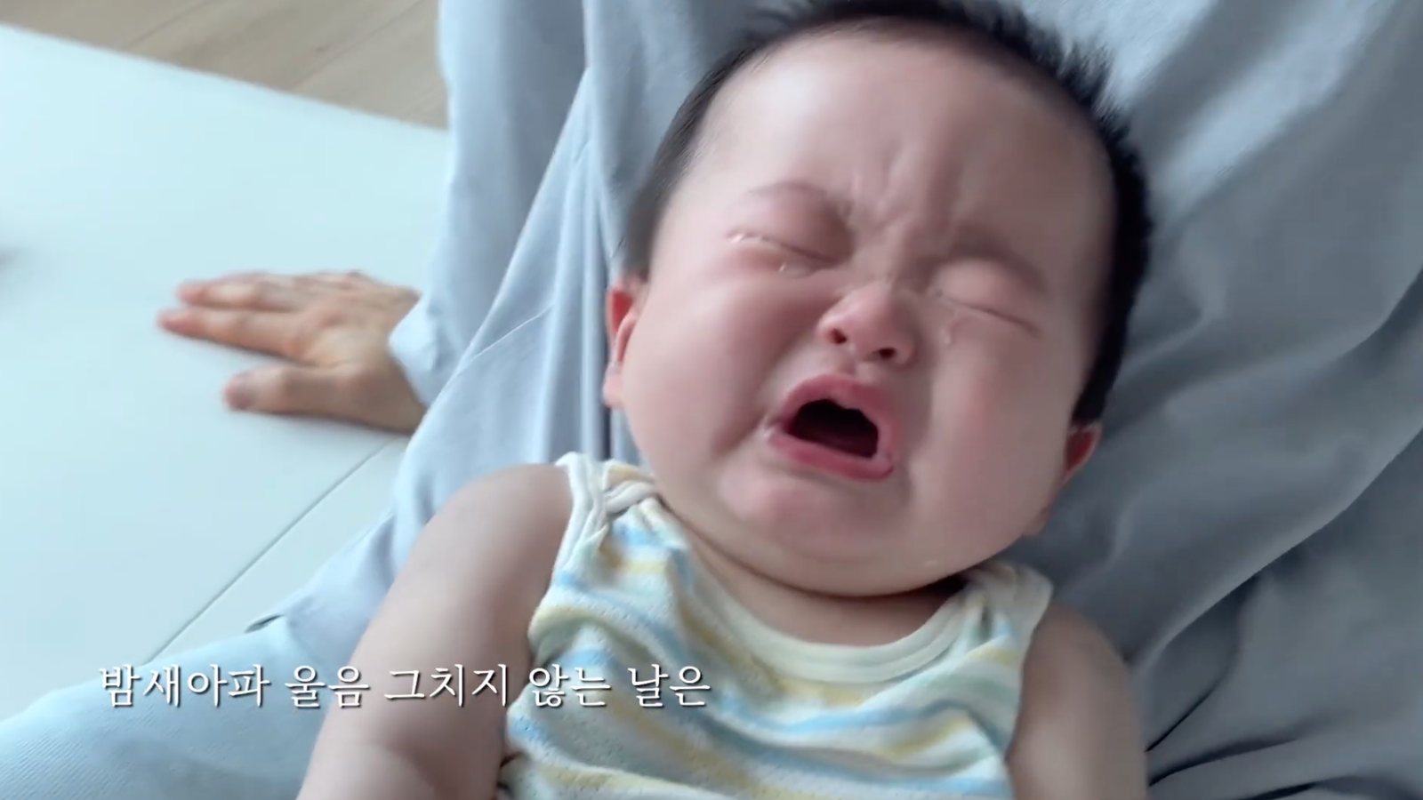 돌 성장영상 장면 — 밤새 울던 신생아 시절의 육아 기록